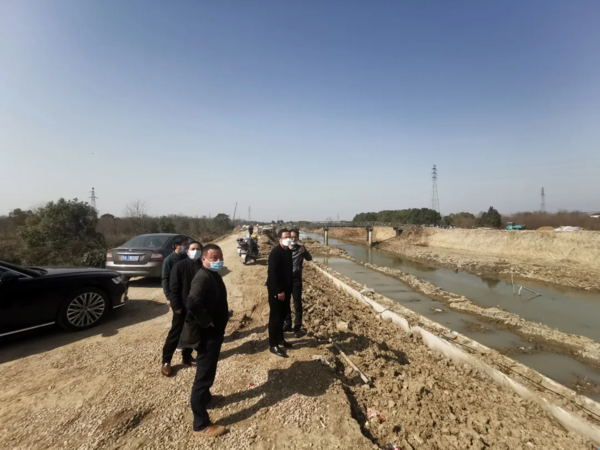 集团总裁沈伟东,萧建公司总经理缪生 实地勘探施工进展情况.